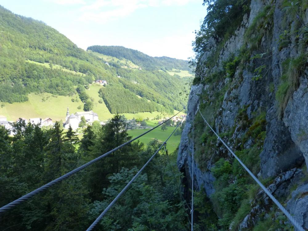 le pont tibétain à la via du Chatelard à Bellevaux, à sa sortie