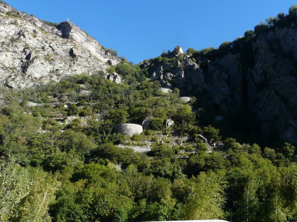 Les lacets en perspective au départ de Montvernier