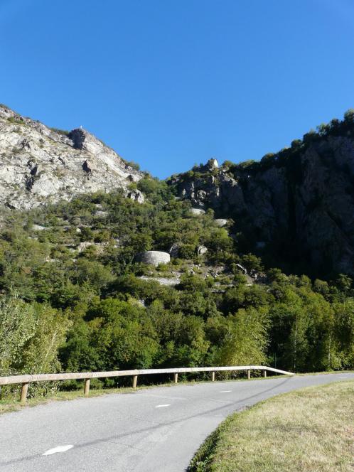 Les lacets en perspective au départ de Montvernier