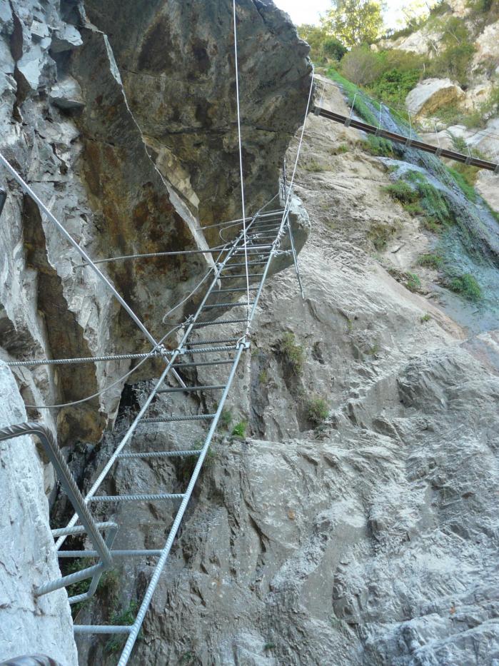 Impressionnant amas de ferraille dans la via de la passerelle