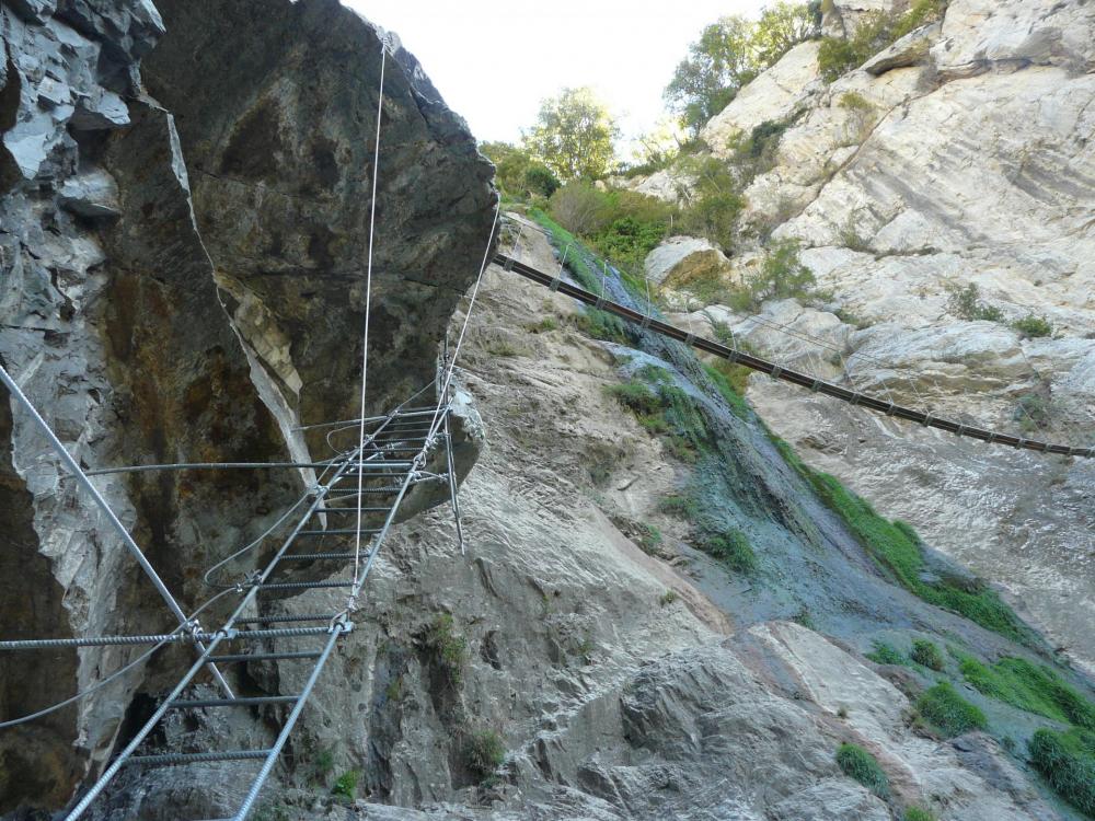 Bon aperçu de la via ferrata de la passerelle à Pontamafrey