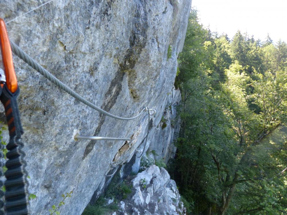 Descente vers la jonction avec la via de la grotte de cristal à Bellevaux