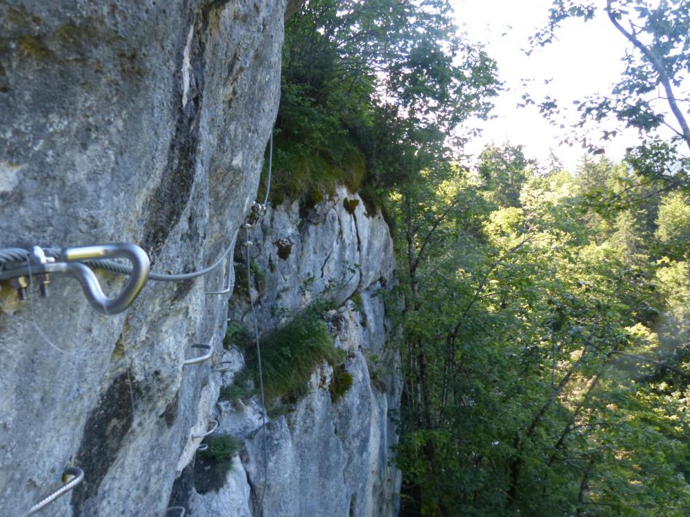 la jonction plus athlétique qu'on ne le voit avec l' arrivée de la via de la grotte de cristal à Bellevaux