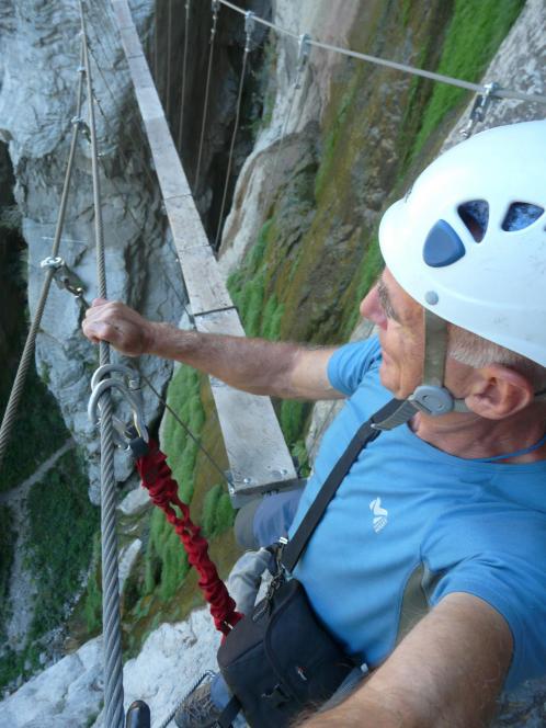 Sur la passerelle de la via ferrata de Pontamafrey Sur la passerelle de la via ferrata de Pontamafrey