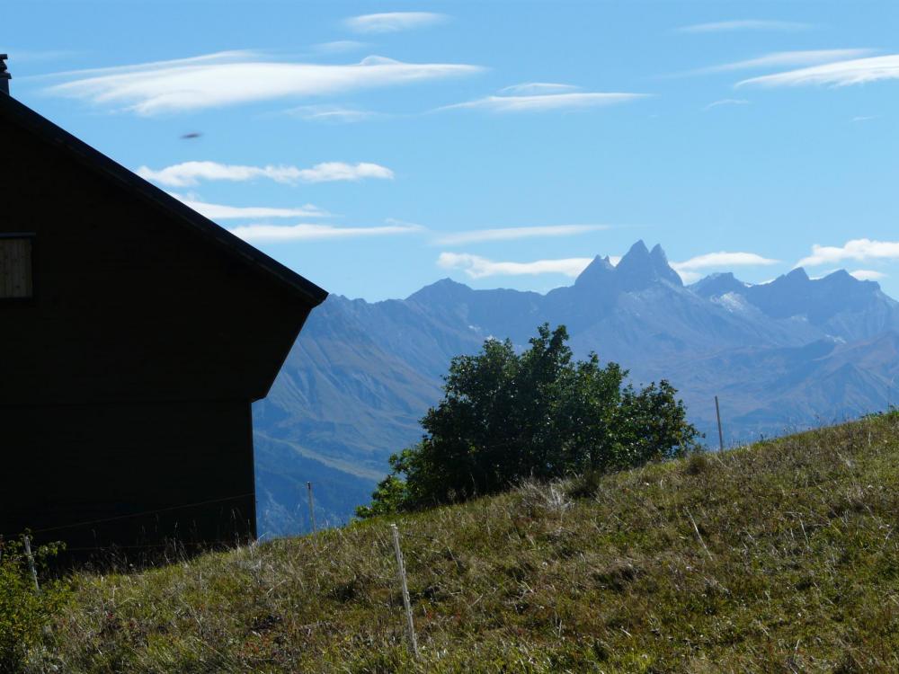 Les aiguilles d' Arves en perspective dans la montée du col de Chaussy