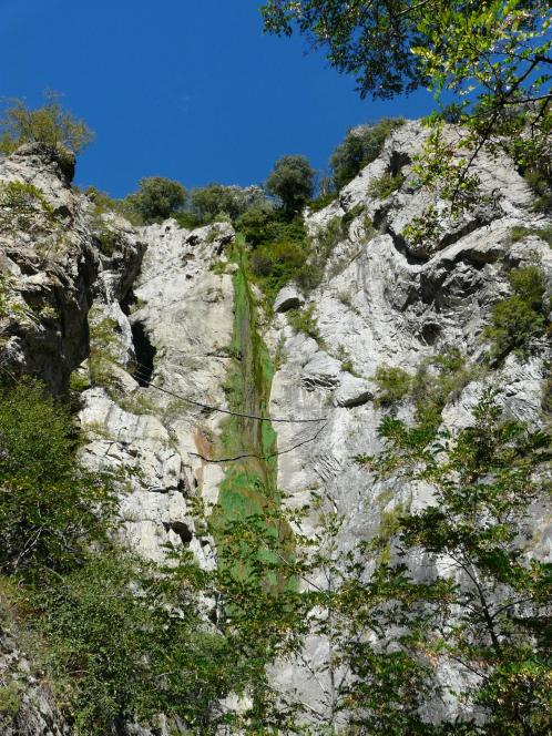 vue d' ensemble sur la passerelle et la cascade à Pontamafrey