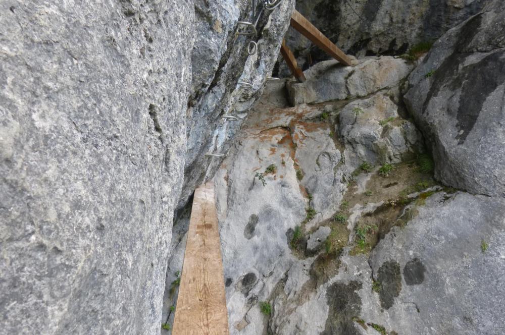 passage déversant  d' accès à la grotte de cristal (Bellevaux)