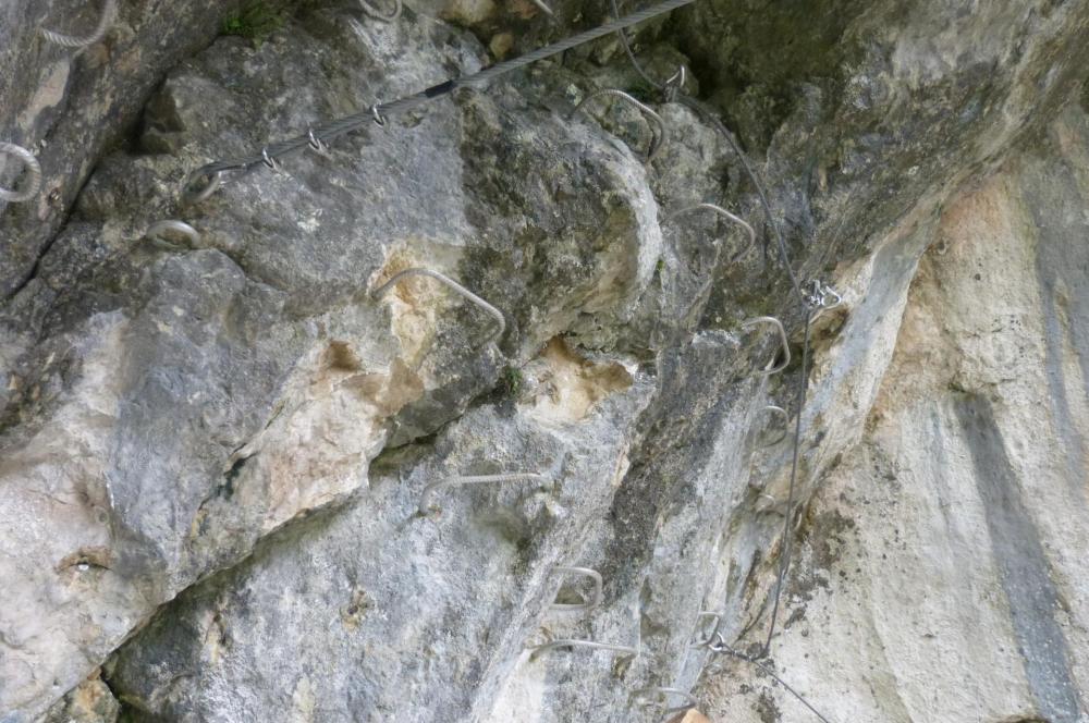 Traversée "tout dans les bras" à la grotte de cristal à Bellevaux