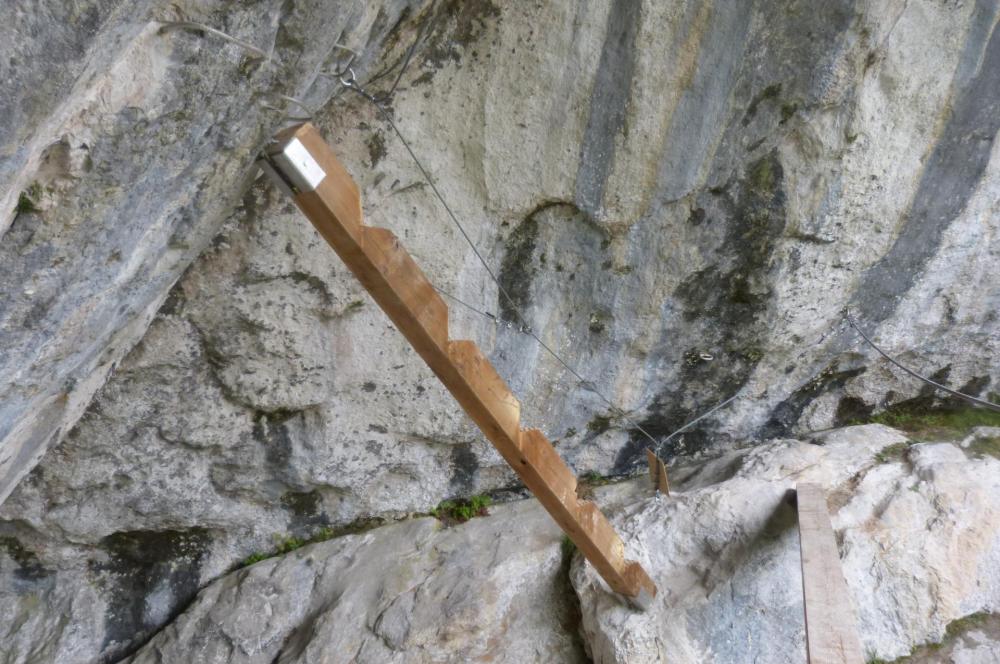 escalier poutre de montée au passage en devers (grotte de cristal à bellevaux)