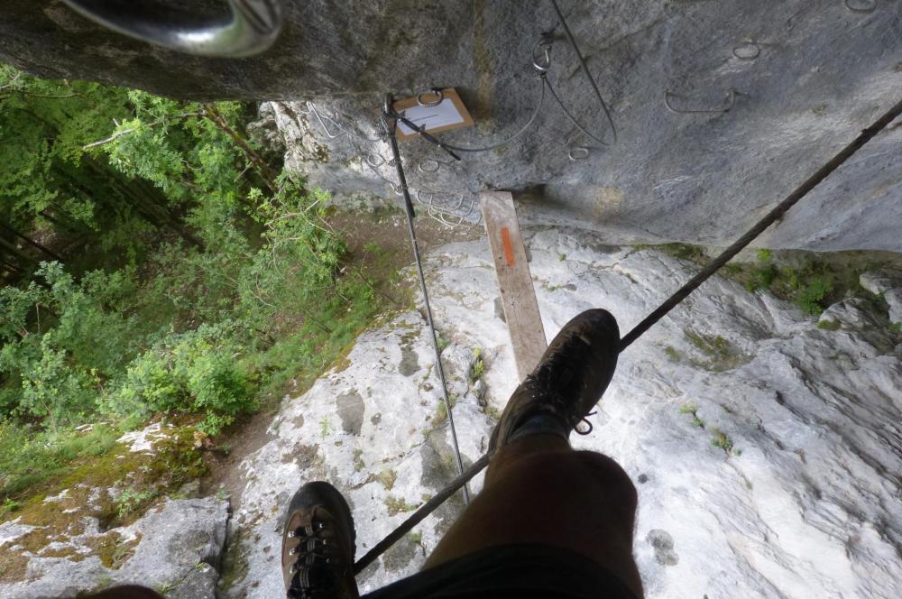 Via Grotte de cristal à Bellevaux : sur le pont de singe