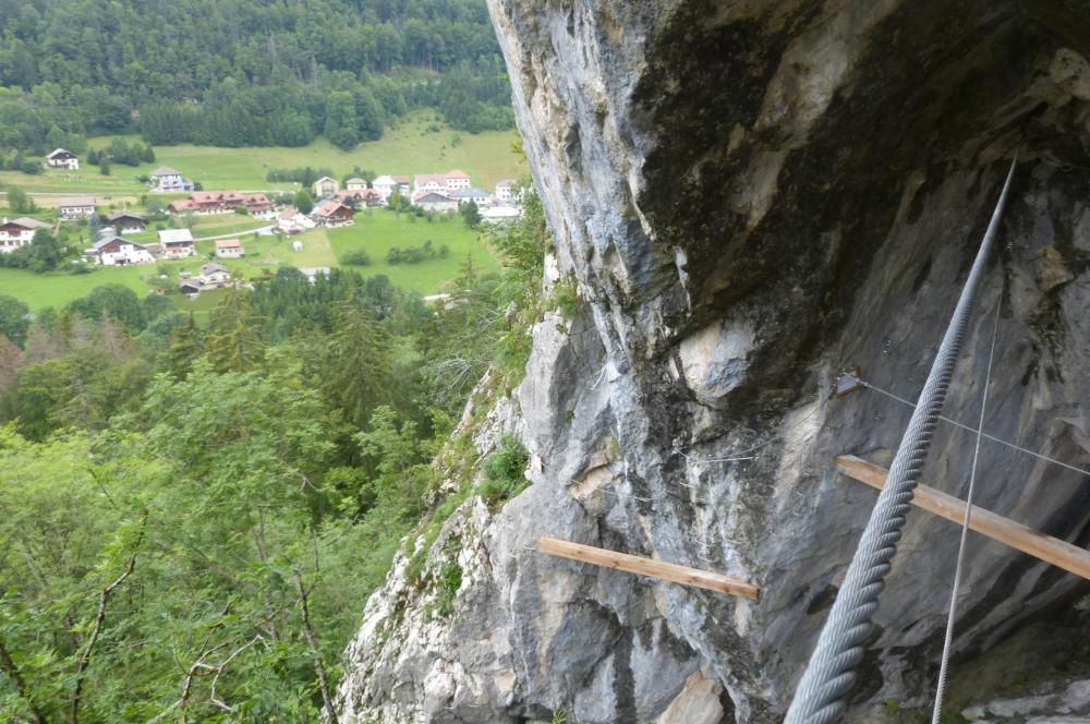 Vue en arrière à la sortie de la grotte de Cristal à bellevaux