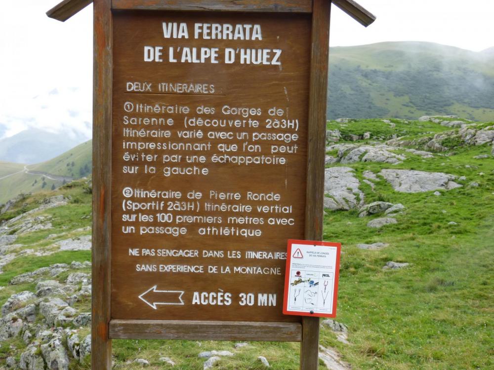 le panneau du parking au sommet des vias ferrata des gorges de Sarenne