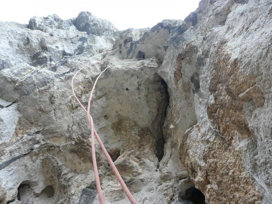 la lucarne de descente (corde non permanente pré installée par les guides)