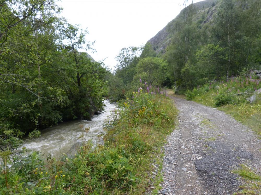 Progression le long du torrent avant d'arriver au rocher de la via