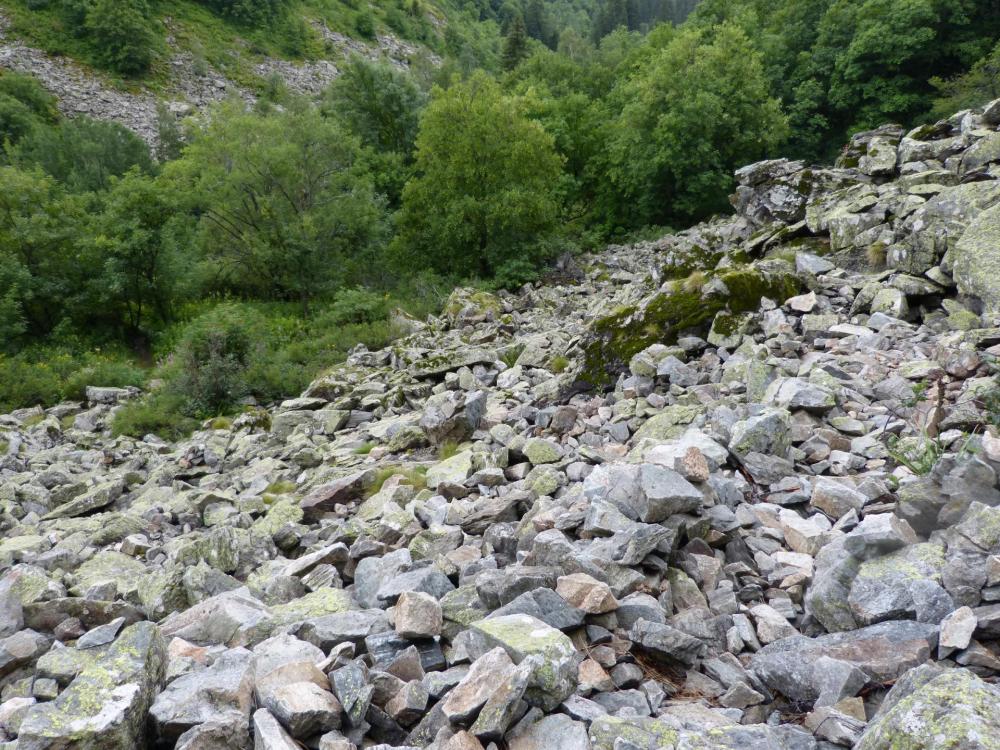 Eboulis à franchir avant de parvenir au pied des vias des gorges de Sarenne