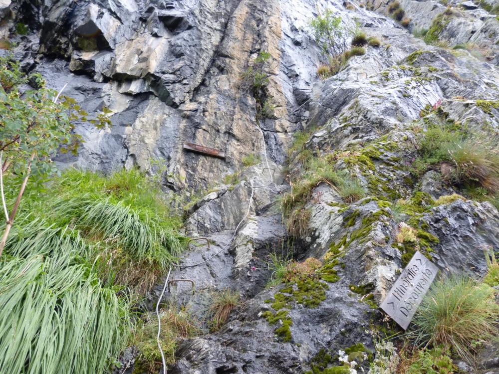 Départ des deux vias, à droite gorges de Sarenne, versle haut tête ronde.