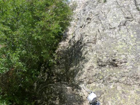 le départ du parcours 2 de la via du rocher du Bez commence par un mur pas tout à fait vertical.