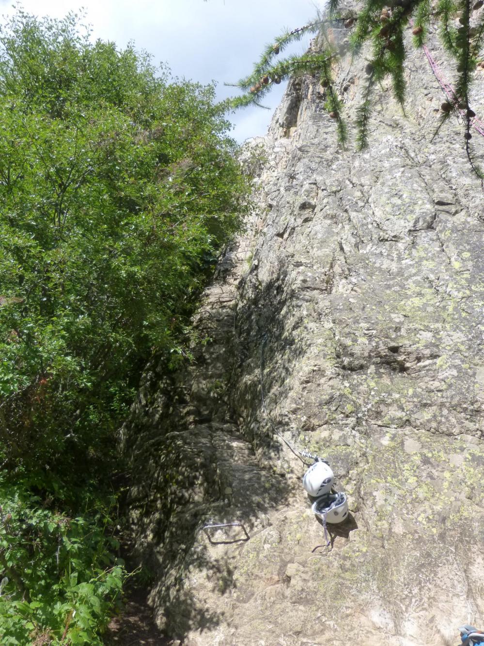 le départ du parcours 2 de la via du rocher du Bez commence par un mur pas tout à fait vertical.