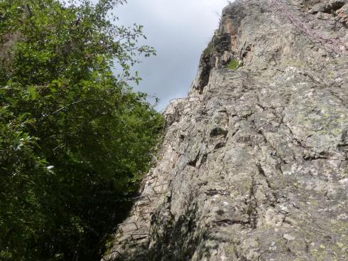 le départ du parcours 2 de la via du rocher du Bez commence par un mur pas tout à fait vertical.