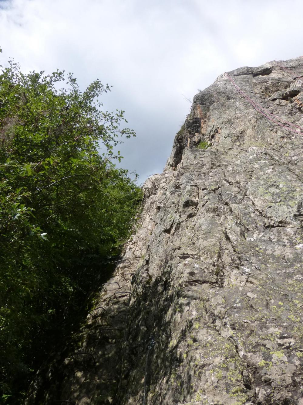 le départ du parcours 2 de la via du rocher du Bez commence par un mur pas tout à fait vertical.