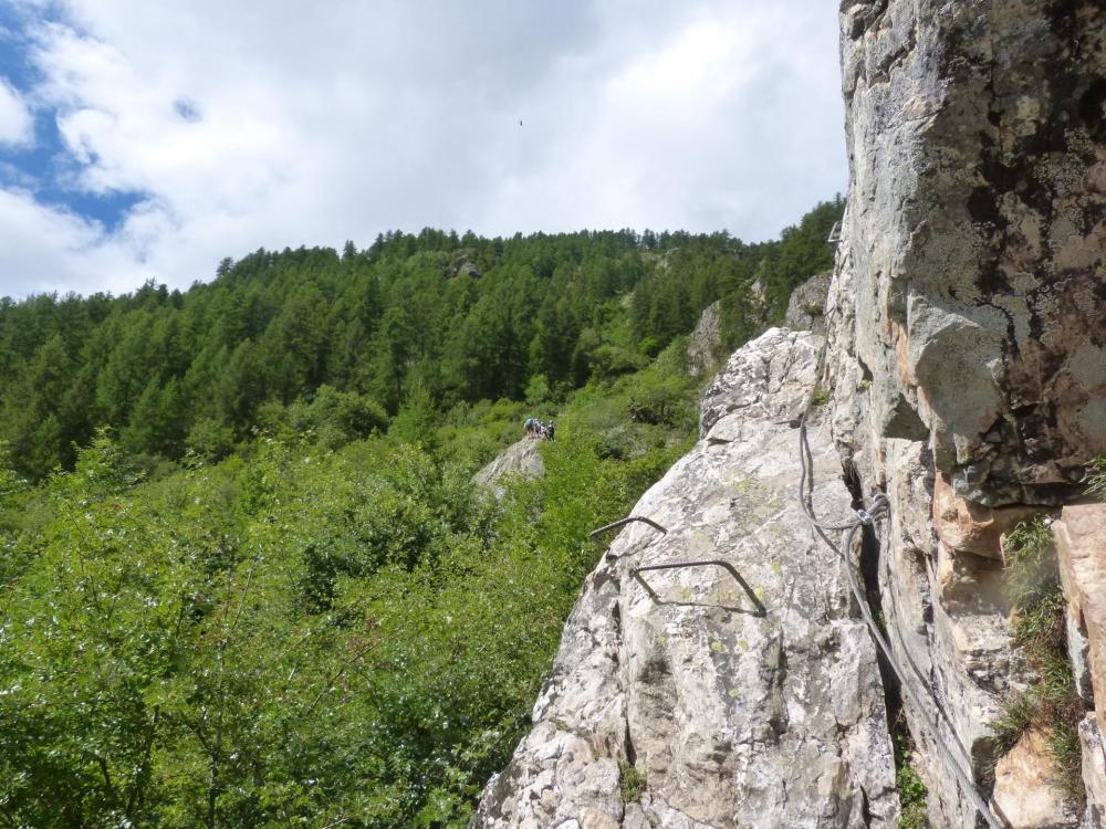 A l' arrière plan un autre groupe d' enfants descend en rappel