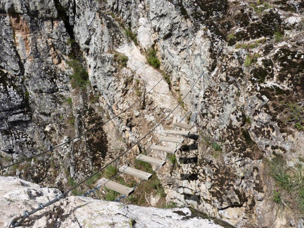 la traversée mène à une petite passerelle (rocher du Bez - parcours 2)