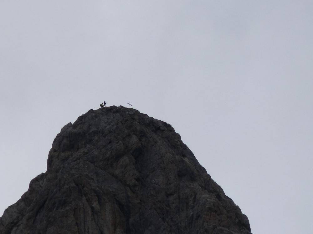 Le sommet de l' aiguillette du Lauzet et sa croix, alors que l' on pensait être seuls dans l' itinéraire, il y a du monde devant nous !