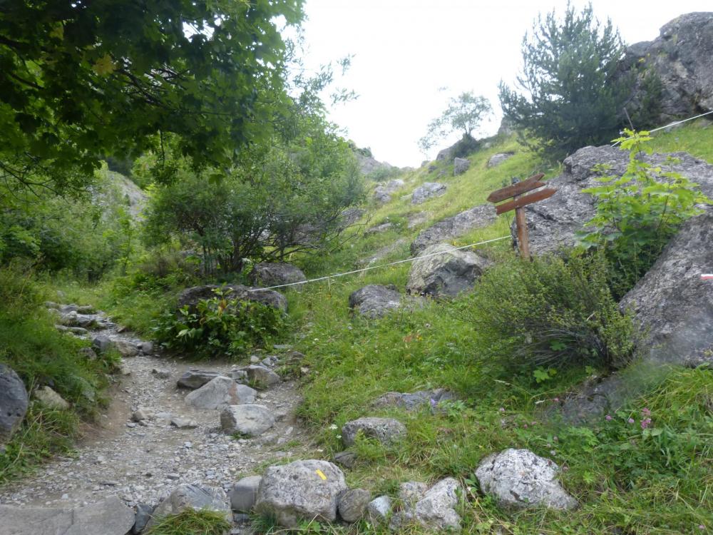 départ du chemin d'accès en direction des chalets de l' Aulp du Lauzet