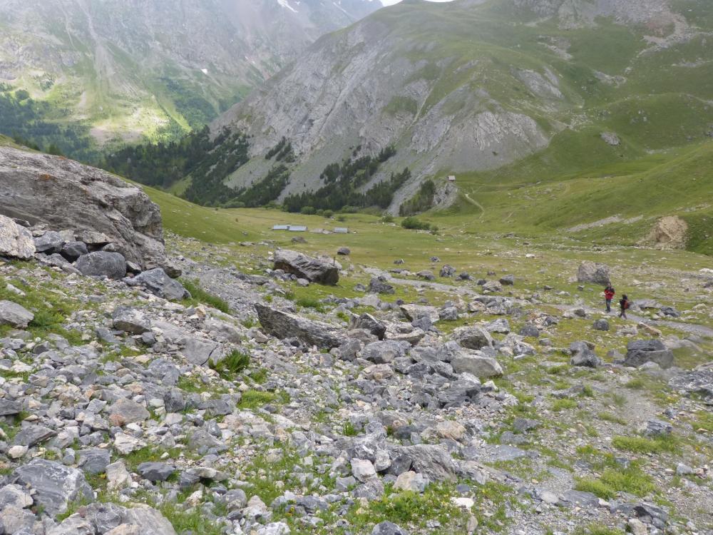 Vue rétro sur les chalets du Lauzet, c'est à partir de cet endroit qu'il faut commencer à chercher le départ de la via à droite dans la falaise