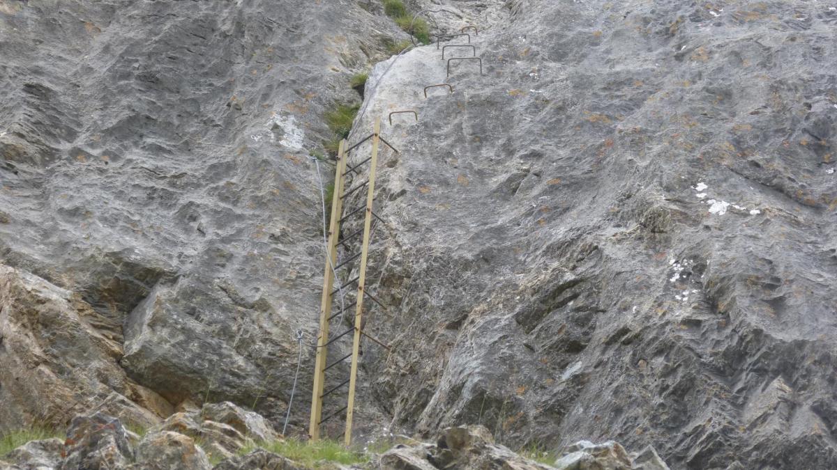 l' échelle qui permet de franchir un nouveau ressaut (via du Lauzet)