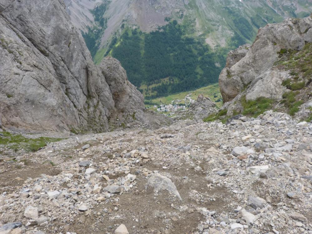 Couloir caillouteux (!), on passe sur le côté de l' aiguille