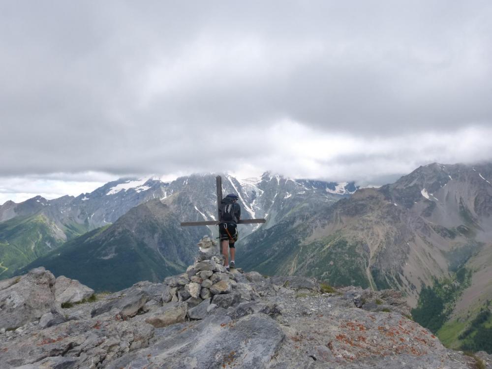 Moment de contemplation au sommet de l' aiguillette du Lauzet même si le plafond des nuages est bas !