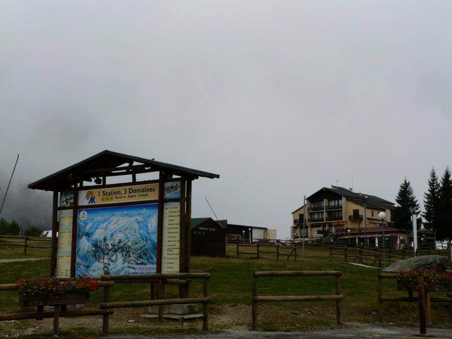 Vue sur le stade d' arrivée du ski de piste à la station Ax 3 domaines