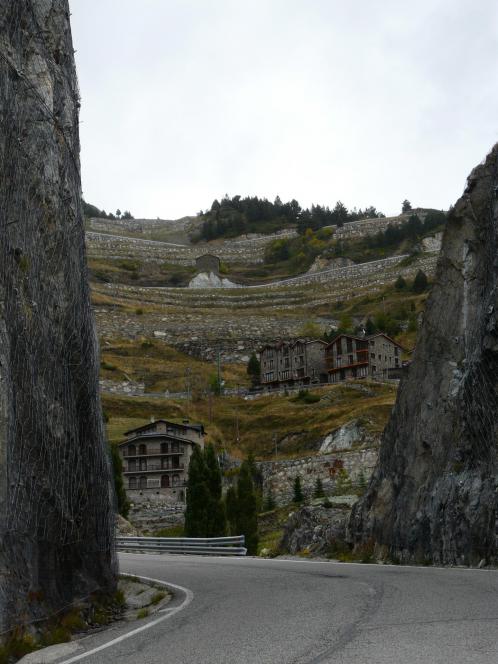 le cadre agréable dans le début de la montée du col d'Ordino et près du parking des vias de Roc del Quer