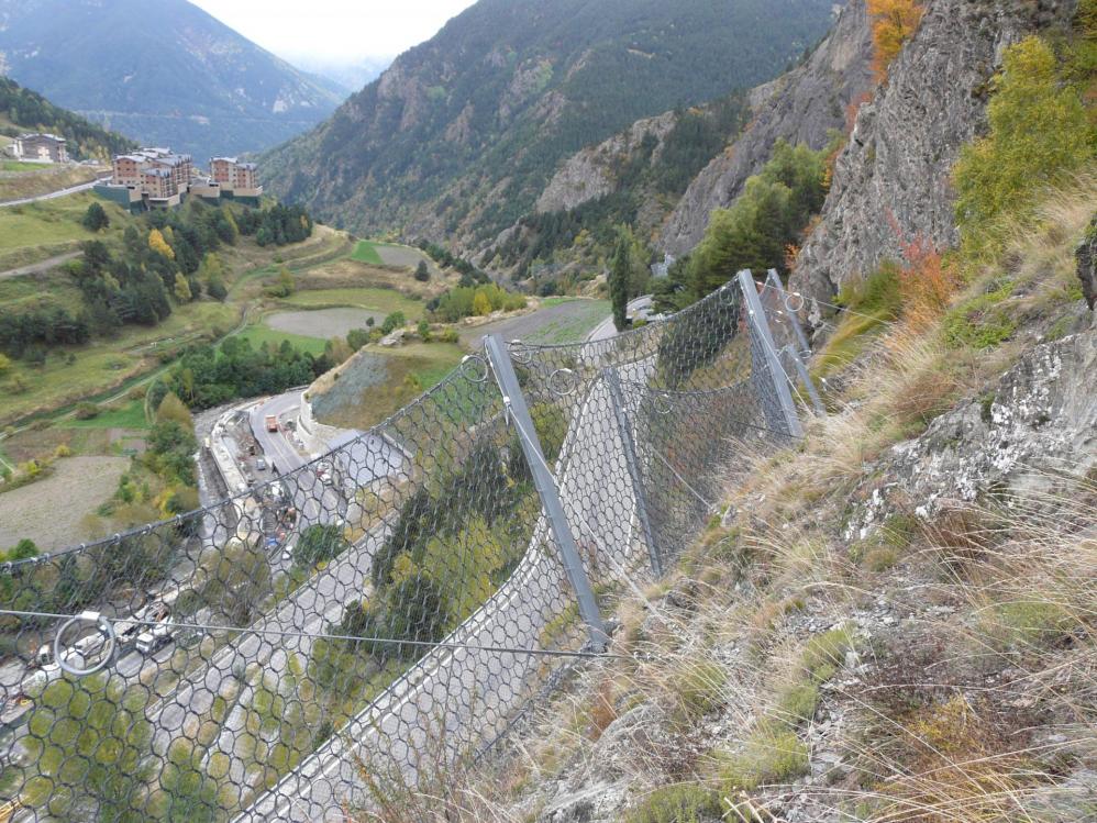 Les filets de protection pour la route, paysage récurent des vias d' Ordino