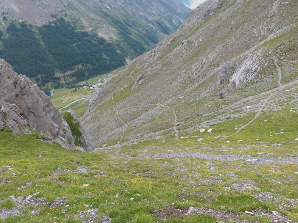 la descente sinueuse vers les chalets de l' Alpe du Lauzet