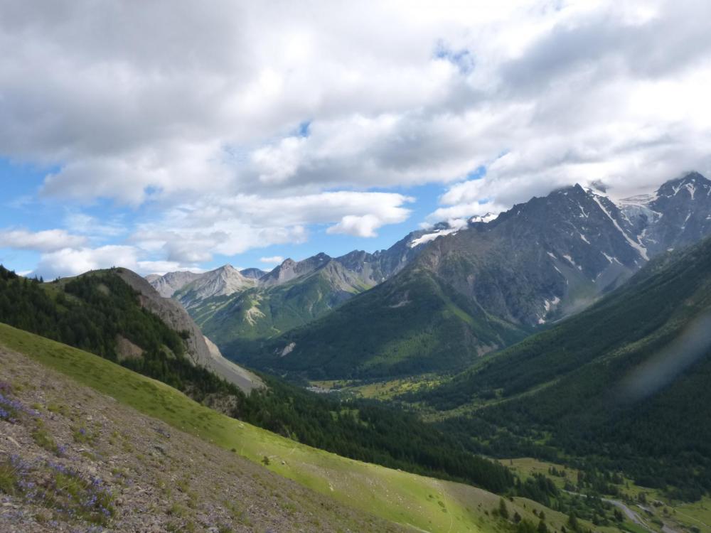 à l'opposé des chalets, éclaircie lumineuse sur les sommets !