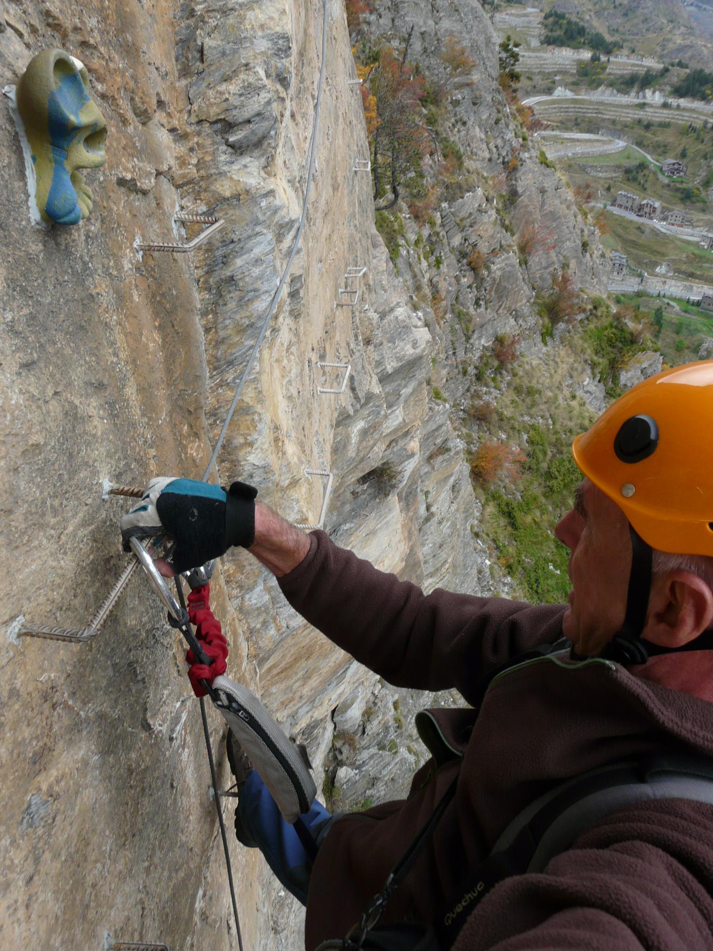 Grand écart et belle prise d'escalade en résine