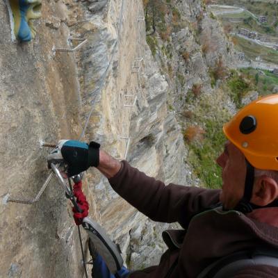 Grand écart et belle prise d'escalade en résine