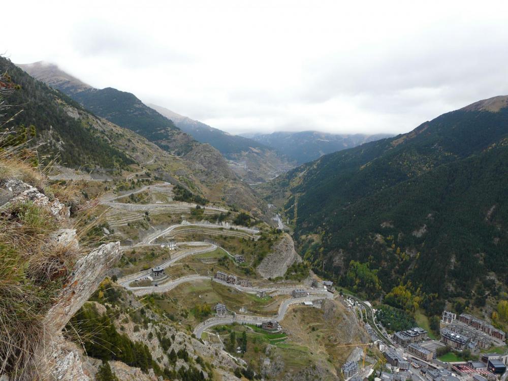 La très belle montée en lacet vers Ordino ... à faire en vélo !