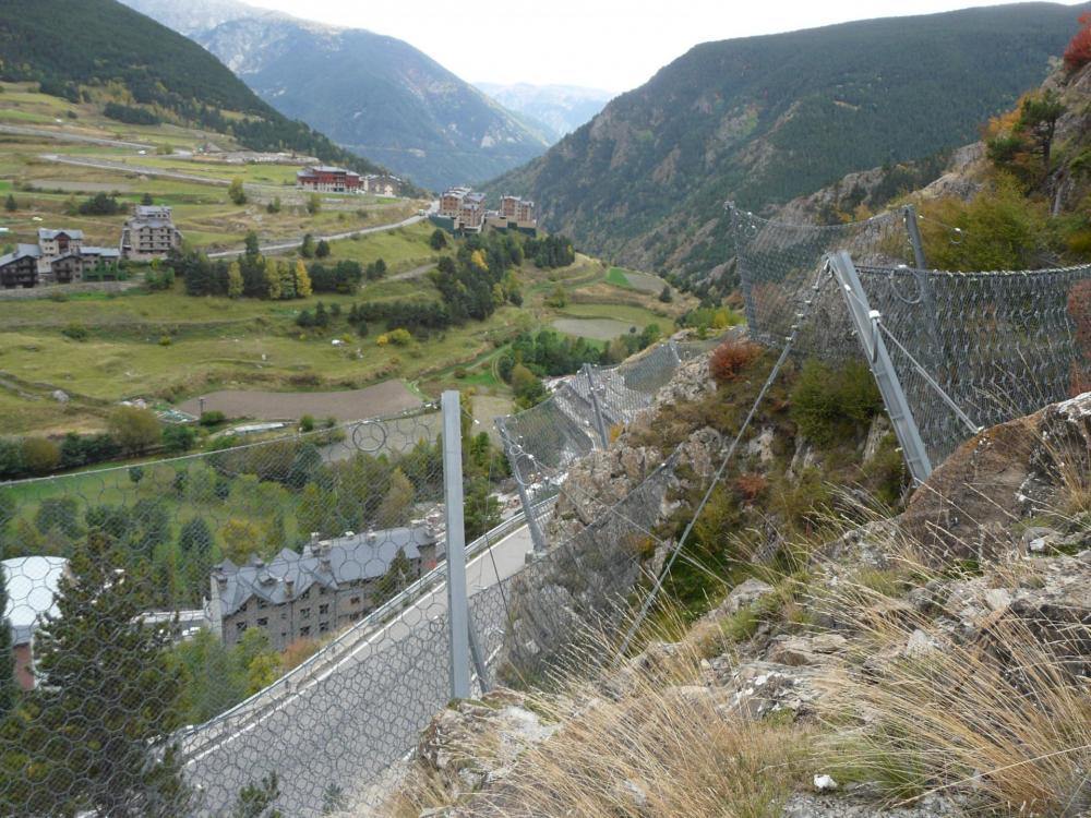 Le grillage de protection route juste après les panneaux d' info - via canal del Mora à Candillo