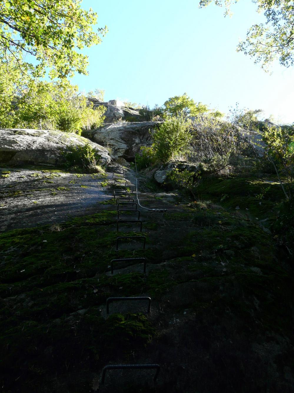 le joli chemin empierré sur le retour de la via du roc d'Esquers