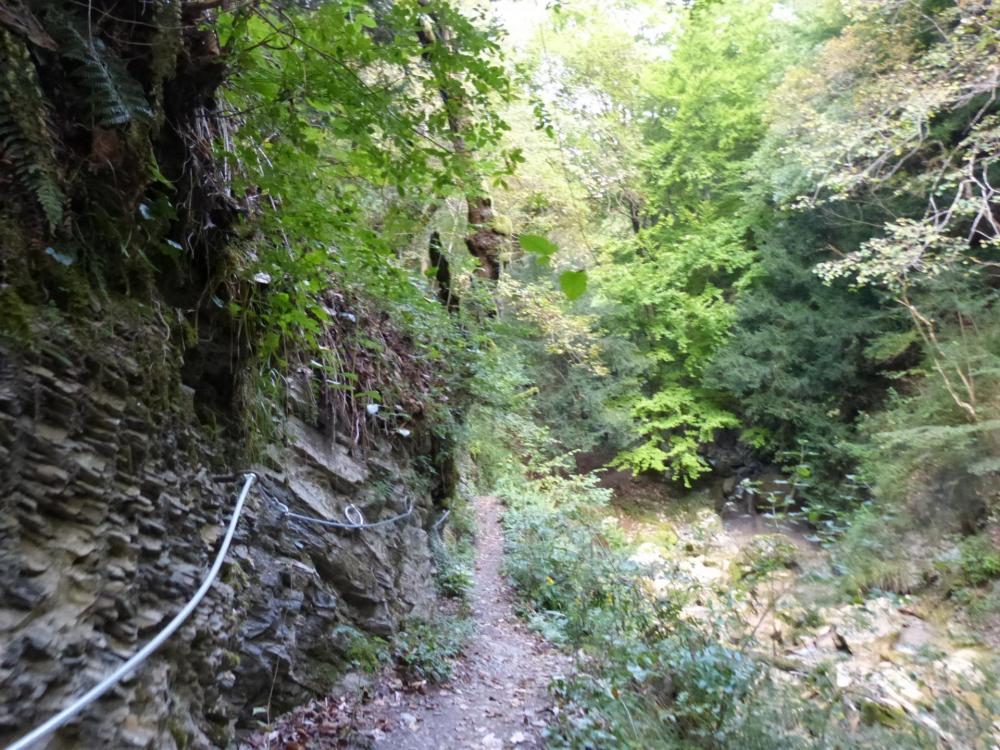 quelques passages câblés sur le sentier le long du tirrent