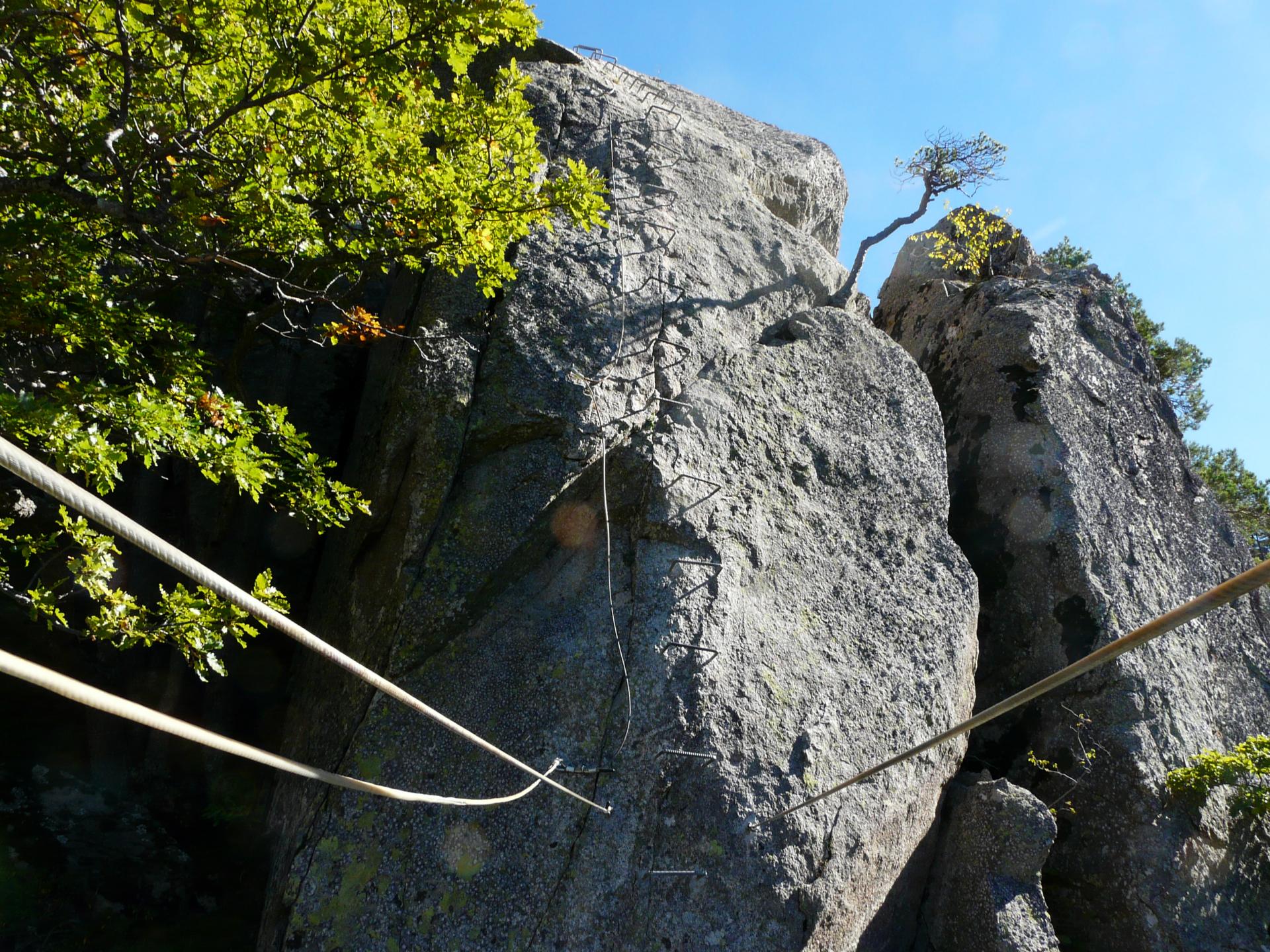 La suite au dessus du pont de singe dans le roc d' Esquers