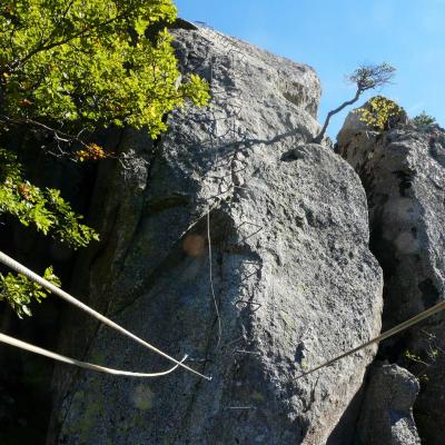 La suite au dessus du pont de singe dans le roc d' Esquers