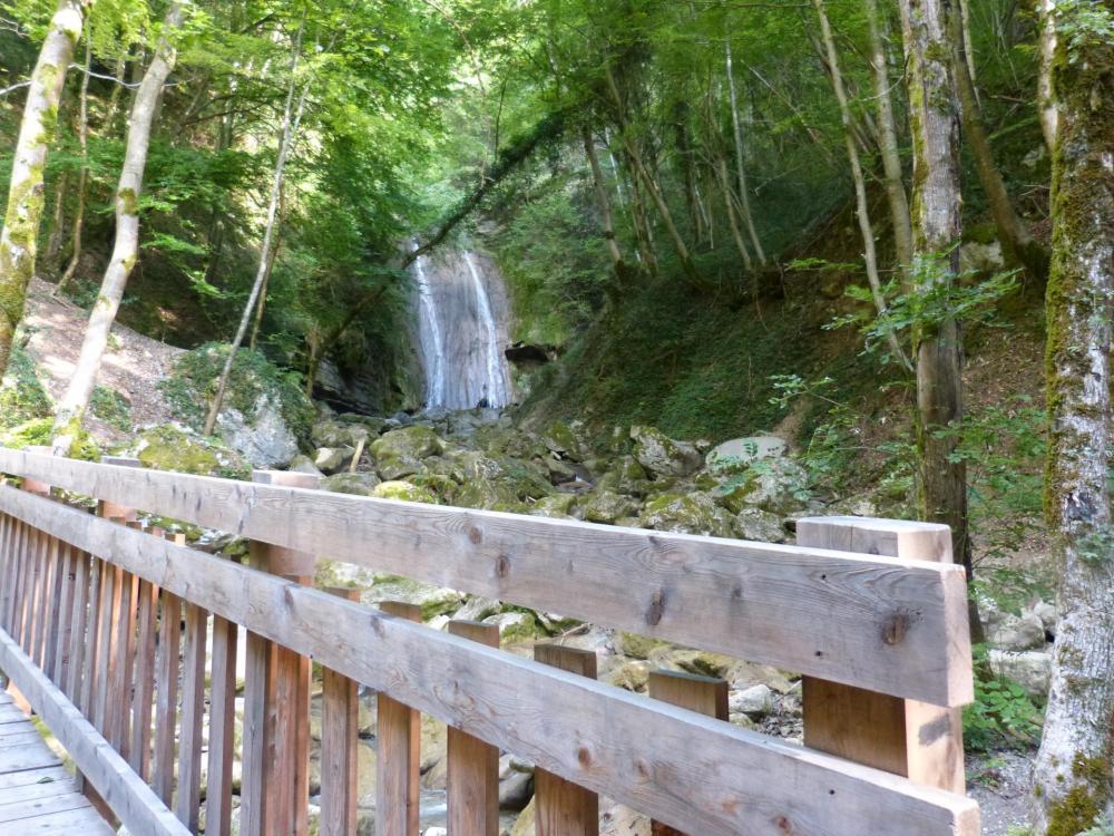 passerelles et cascades sur le chemin d'autrefois en montant à la via ferrata du rocher de l' Envers à St Vincent de Mercuze