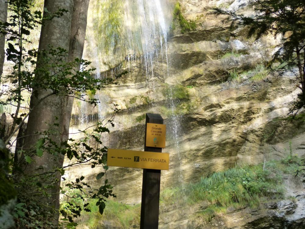 c 'est au pied de la grande cascade que l' on remonte une dernière fois, avant de passer en dessous de cette dernière et rejoindre le départ de la via ferrata du rocher de l' Envers