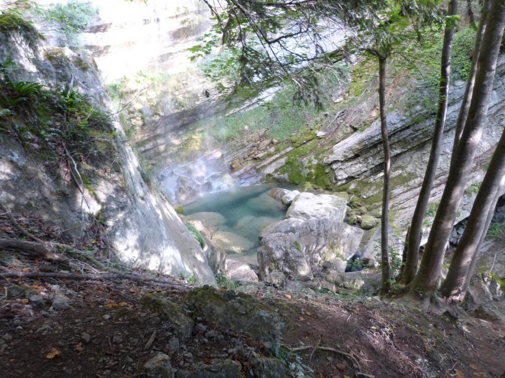 le pied de la grande cascade vu depuis le sentier d'accès à la via ferrata de St Vincent de Mercuze