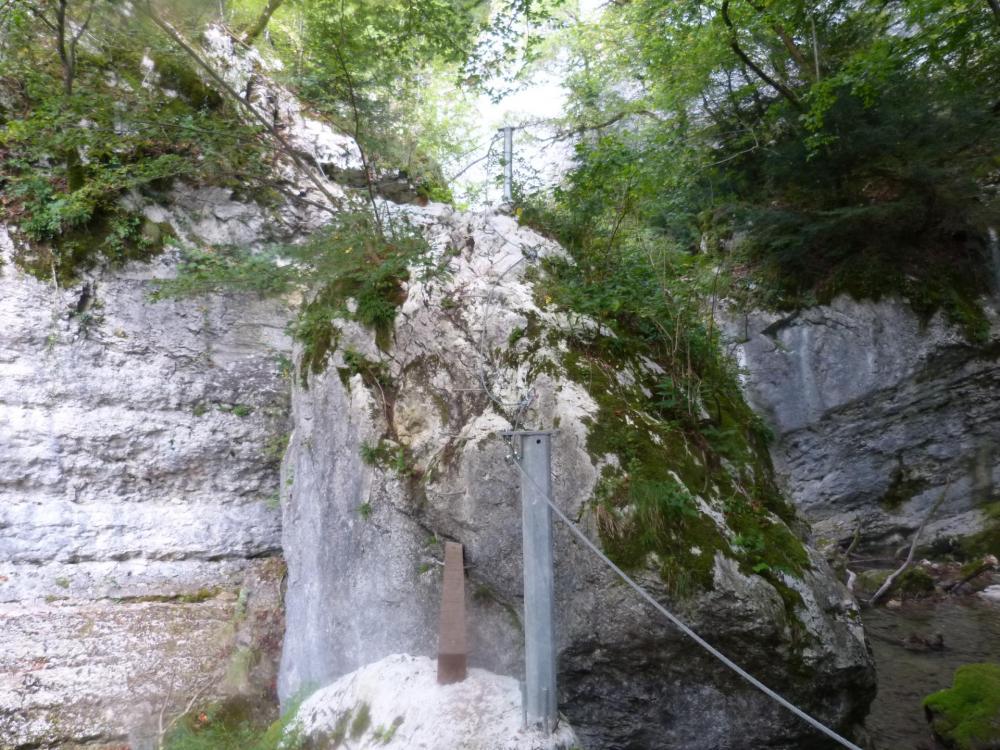 Remontée en rive droite en franchissant les poutres des embruns - via de St Vincent de Mercuze