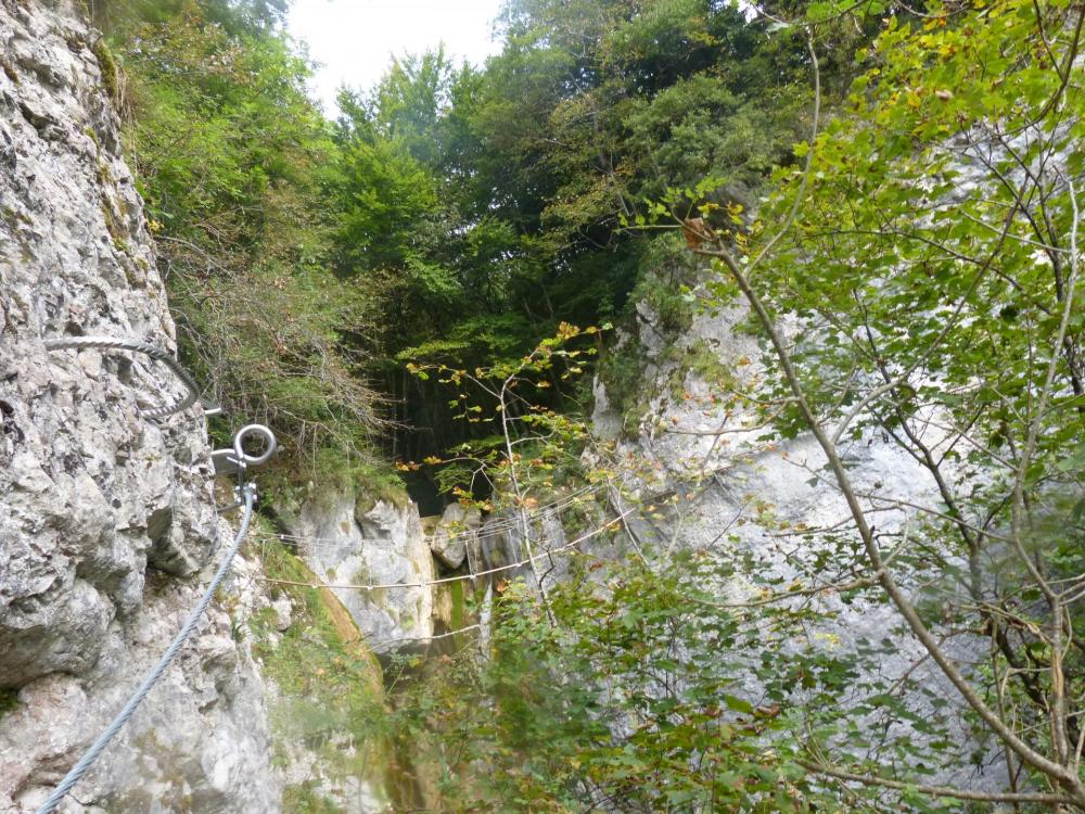 Vers la passerelle de la "cascade oubliée" à St Vincent de mercuze